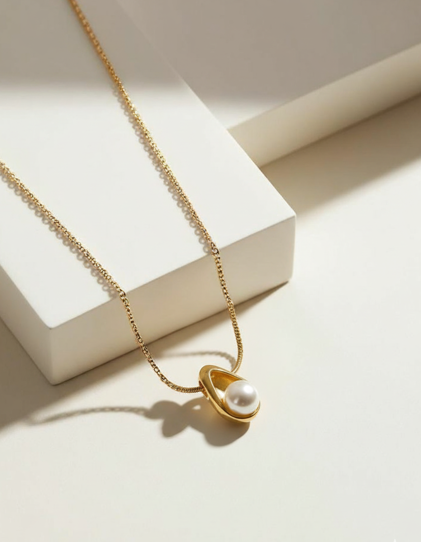 Golden Teardrop Pearl Pendant Necklace – Classic Elegance in Every Detail